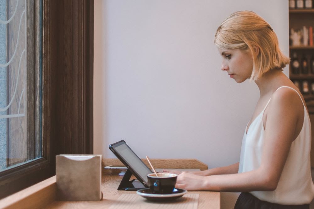 Frau meldet sich über Computer bei Partnerprogramm an