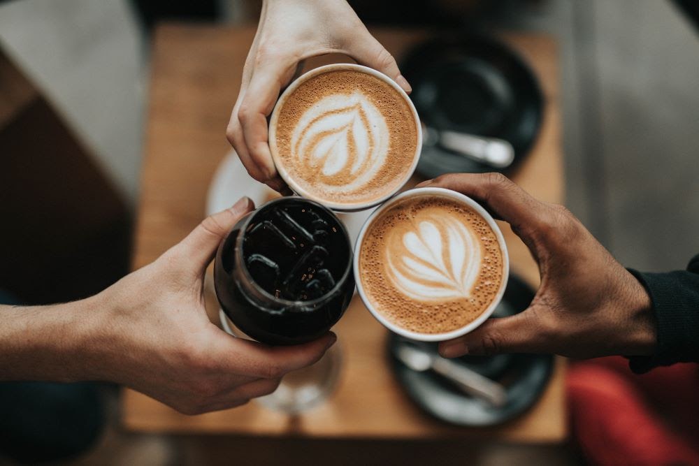 Affiliates stoßen mit Kaffeespezialitäten auf die Aufnahme ins roastmarket-Partnerprogramm an
