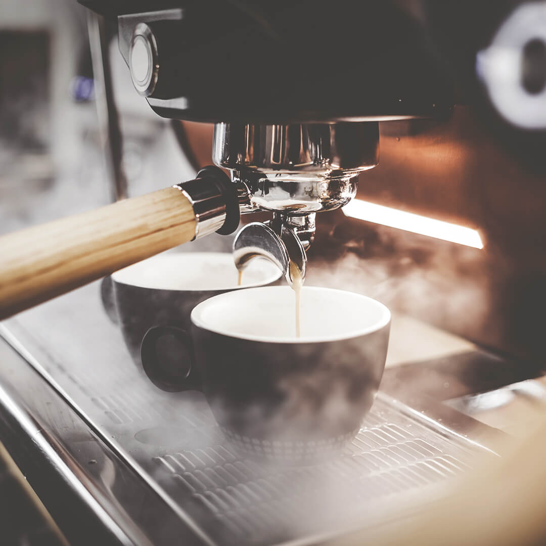 Siebträgermaschine mit Cappuccinotassen