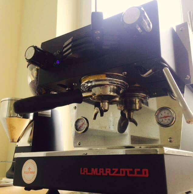 Kaffeebohnen-Test in Siebtraegermaschine La Marzocco