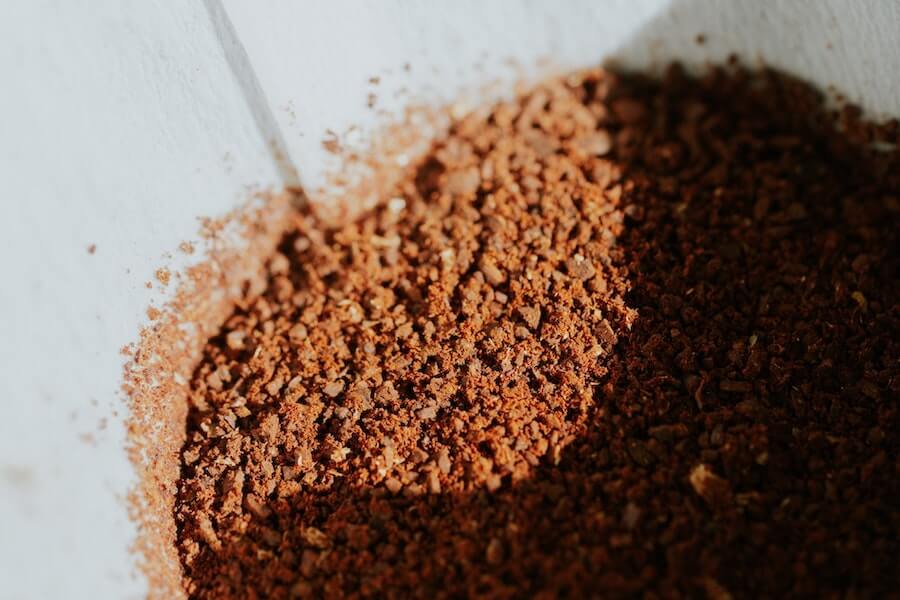 Frisches Kaffeepulver aus Filterkaffeemaschine Frisches Kaffeepulver aus Filterkaffeemaschine