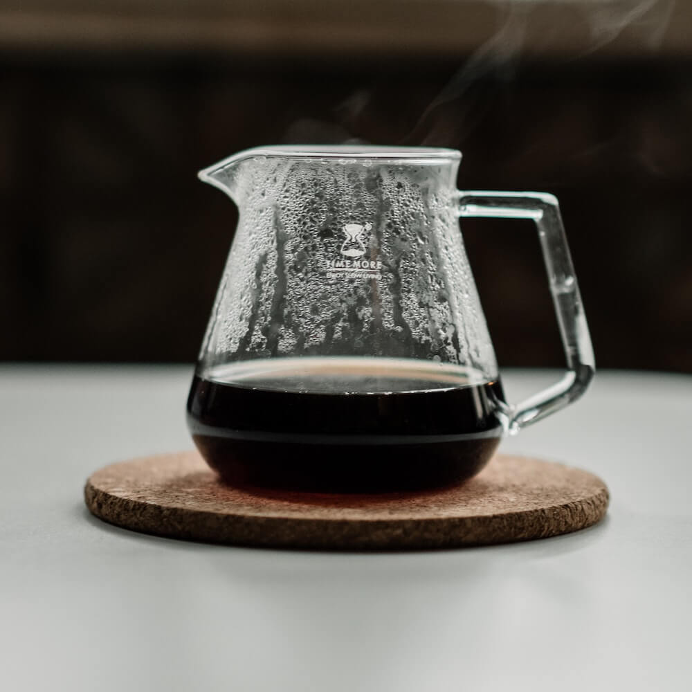 frischer filterkaffee aus filterkaffeemaschine in glaskanne frischer filterkaffee aus filterkaffeemaschine in glaskanne