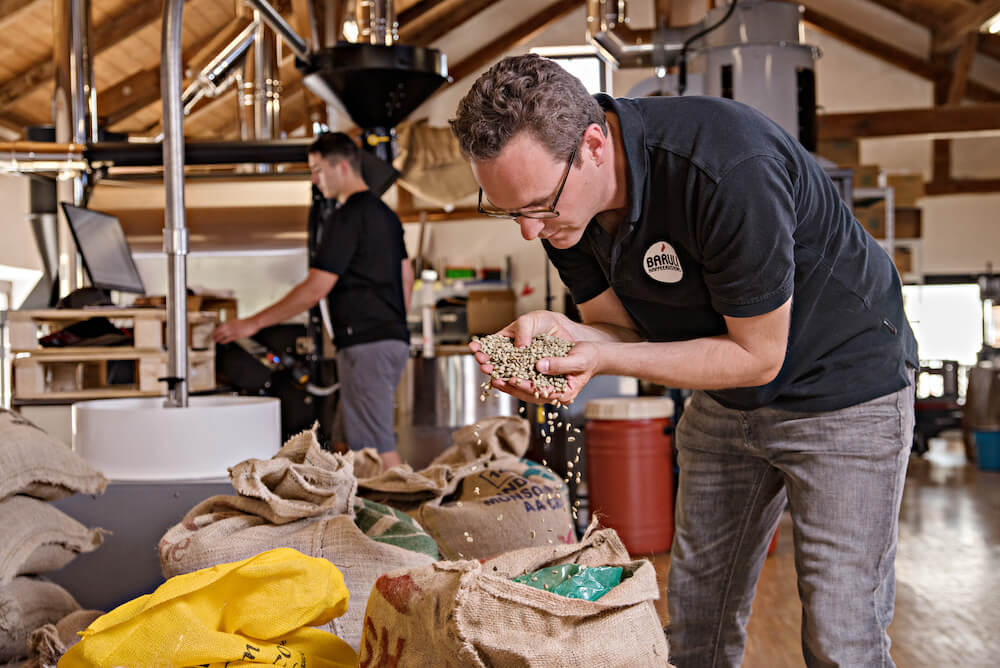 Uli Niedersteiner bei Baruli Kaffee in der Rösterei Stein Uli Niedersteiner bei Baruli Kaffee in der Rösterei Stein