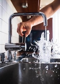 frisches Wasser aus Wasserhahn