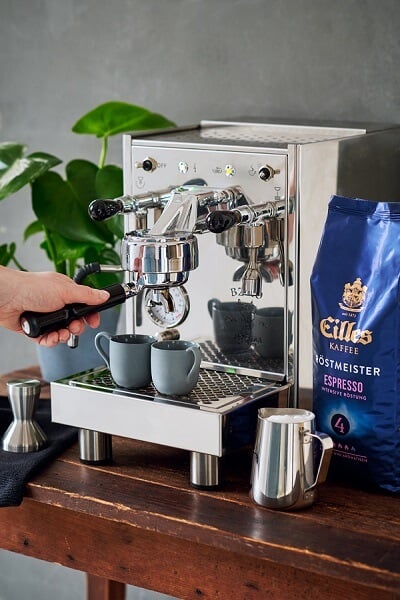 Eilles Kaffee Espresso, der in Siebträgermaschine zubereitet wird Eilles Kaffee Espresso, der in Siebträgermaschine zubereitet wird