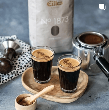 Eilles Kaffee Espresso No 1873 in zwei Espressogläsern garniert mit Zimt Eilles Kaffee Espresso No 1873 in zwei Espressogläsern garniert mit Zimt