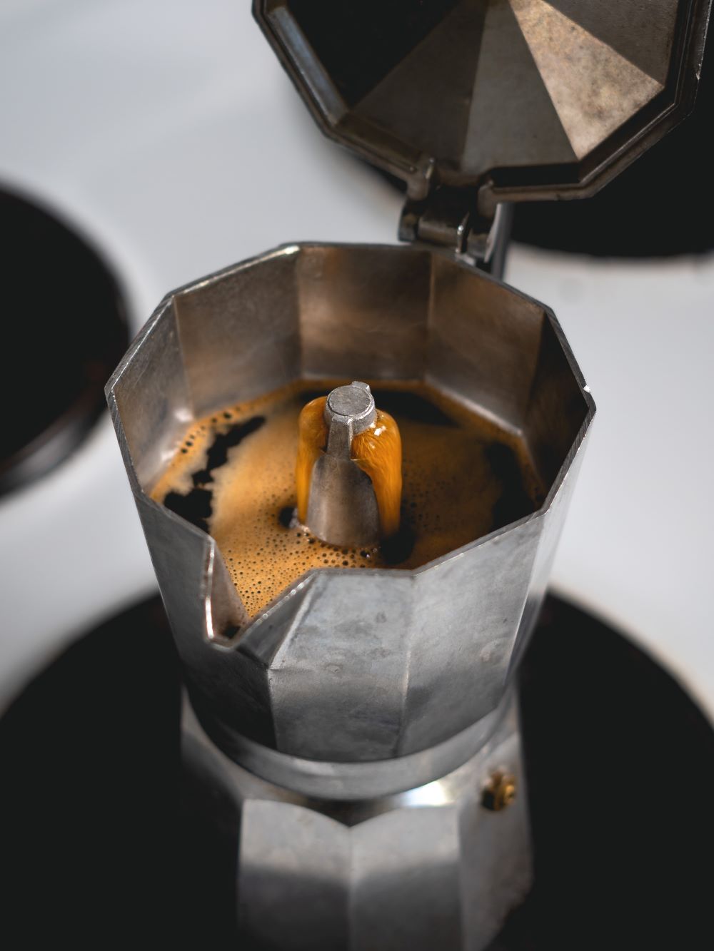 Espressokocher auf der Herdplatte Espressokocher auf der Herdplatte