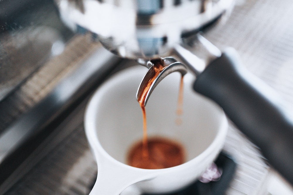 espresso fließt in tasse