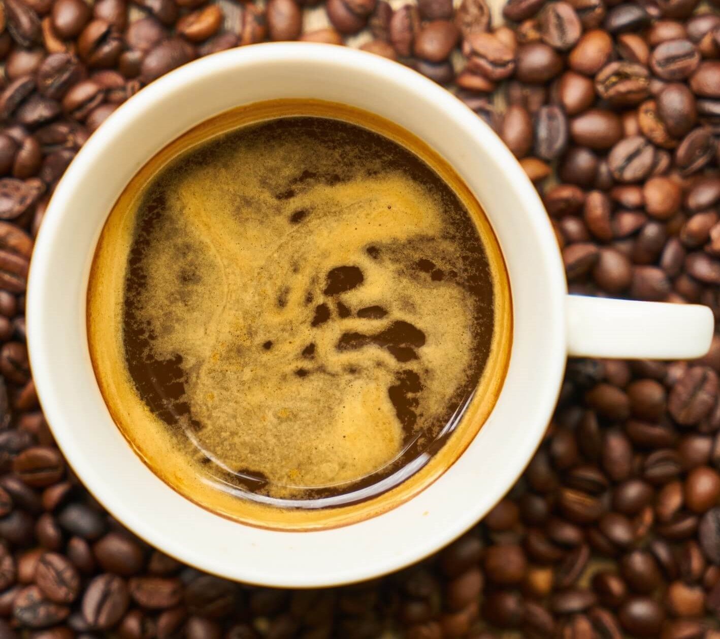 Kaffee auf Kaffeebohnen