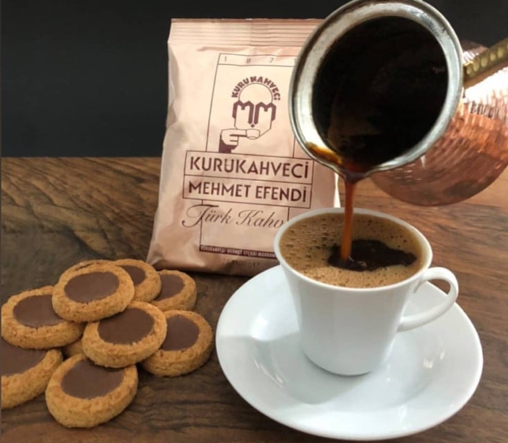 Kurukahveci Mehmet Efendi türkischer Kaffee wird in Tasse geschenkt Kurukahveci Mehmet Efendi türkischer Kaffee wird in Tasse geschenkt