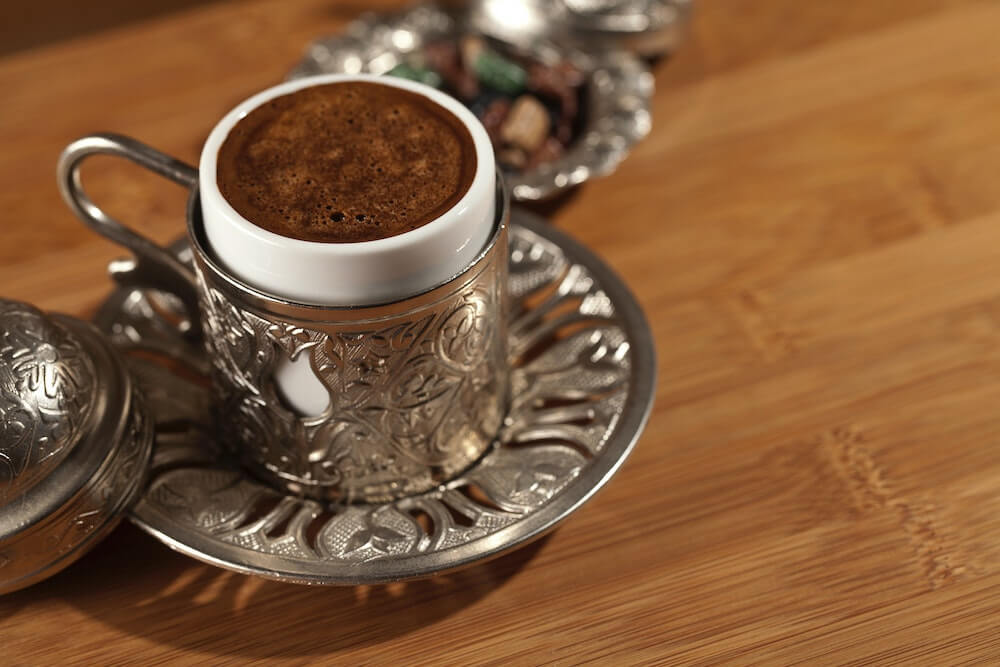 Kurukahveci Mehmet Efendi Kaffee mit Schaum in Mokkatasse Kurukahveci Mehmet Efendi Kaffee mit Schaum in Mokkatasse
