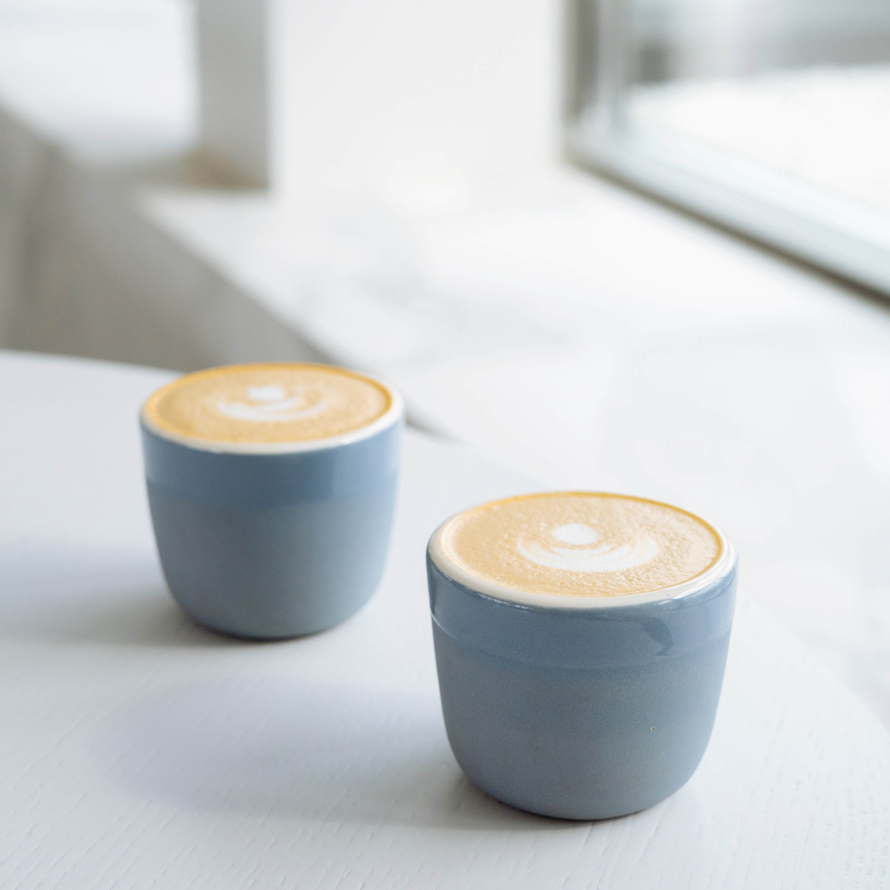 Zwei Latte Art Tassen