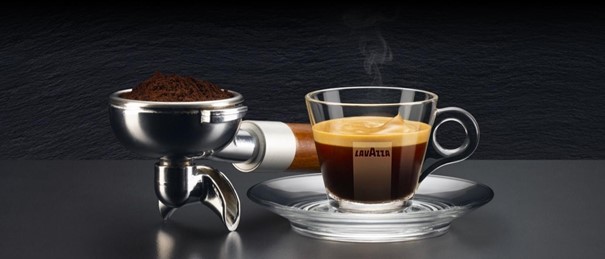 Lavazza Espresso neben Siebträger