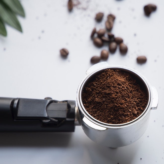 frisch gemahlenes Kaffeemehl aus Mazzer Mini Kaffeemühle
