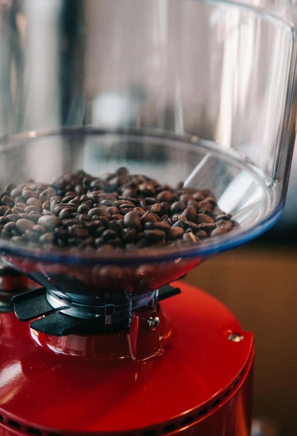 Kaffeebohnen in Kaffeemühle