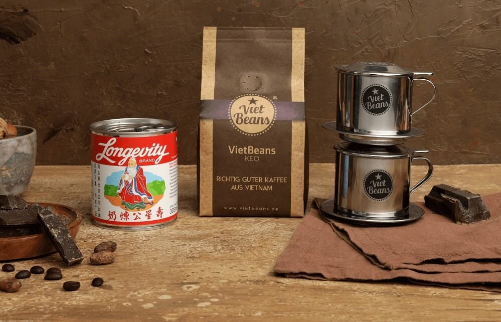 Vietbeans Kaffee neben Espressokocher und Kondensmilch Vietbeans Kaffee neben Espressokocher und Kondensmilch