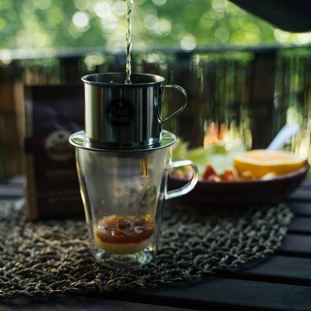 VietBeans-Phin-Kaffeefilter mit vietnamesischem Kaffee in Glas VietBeans-Phin-Kaffeefilter mit vietnamesischem Kaffee in Glas