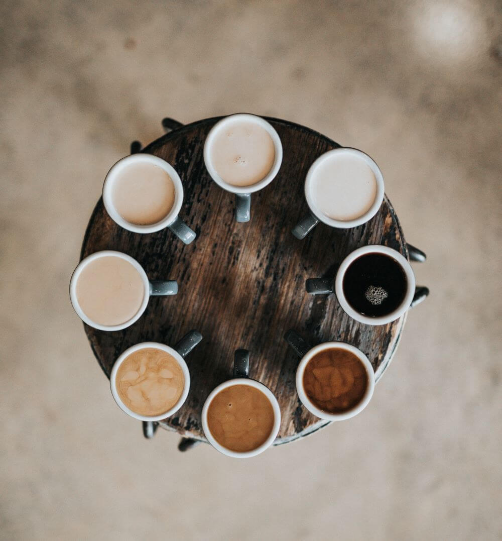 Arabica Kaffee in Tassen auf einem Tisch Arabica Kaffee in Tassen auf einem Tisch