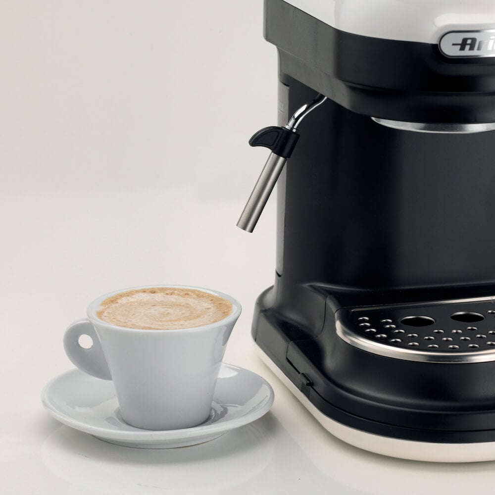 ariete espressomaschine neben cappuccino ariete espressomaschine neben cappuccino