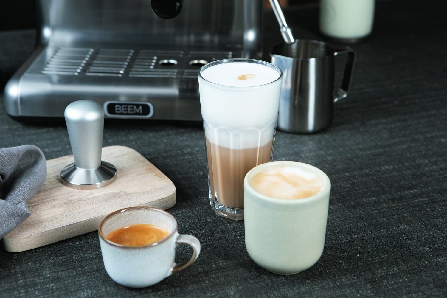 Cappuccino Espresso und Latte Macchiato vor Beem Siebträgermaschine Cappuccino Espresso und Latte Macchiato vor Beem Siebträgermaschine
