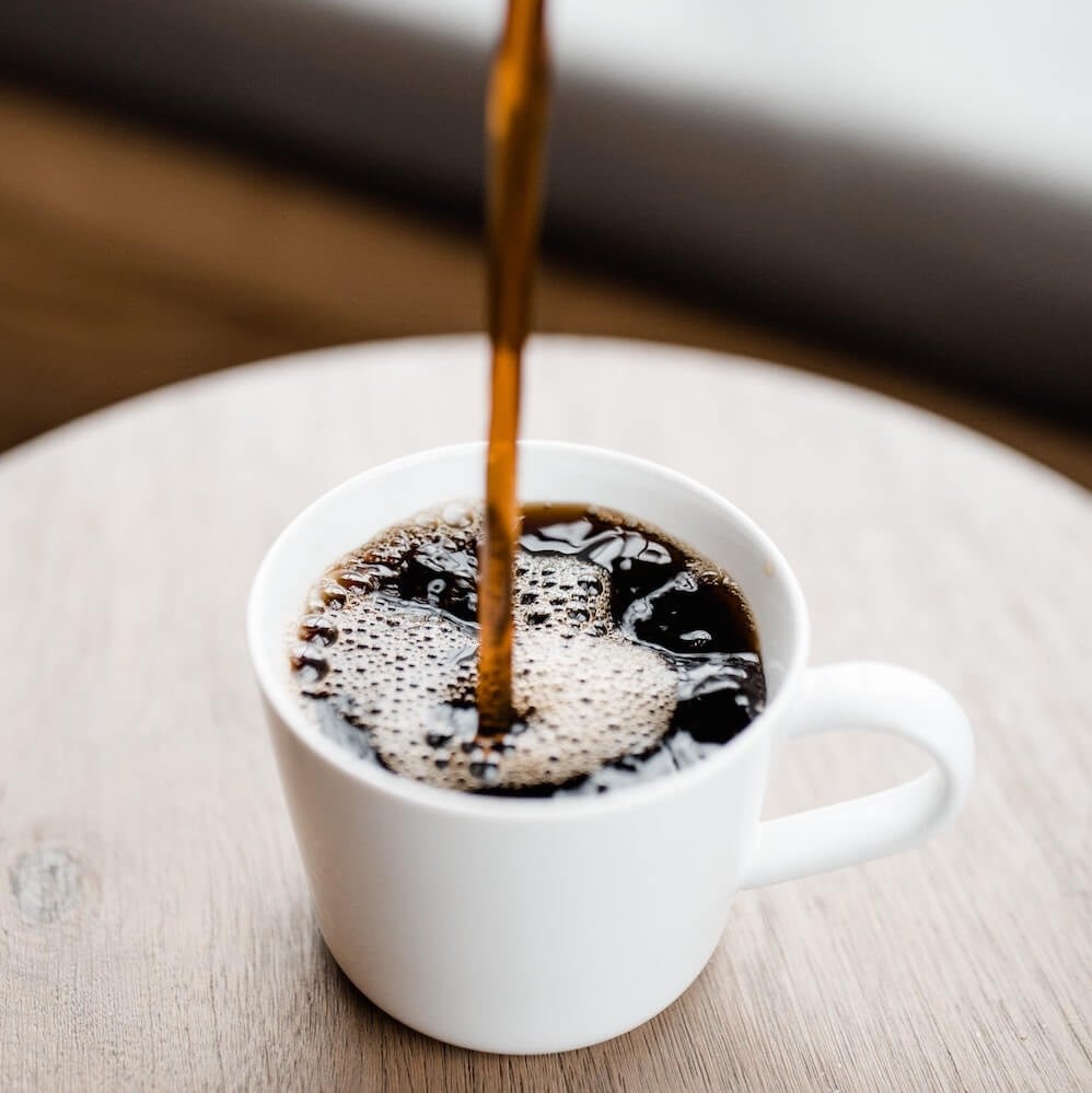 frischer Kaffee in Kaffeetasse
