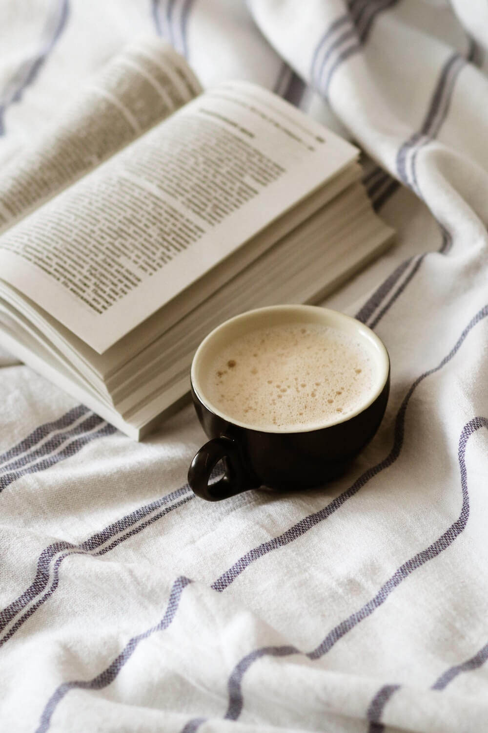 bio kaffee entkoffeiniert in tasse neben buch bio kaffee entkoffeiniert in tasse neben buch
