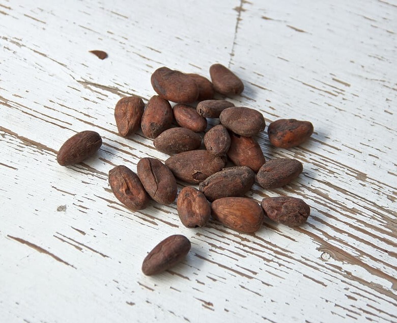 Kakaobohnen auf Holztisch