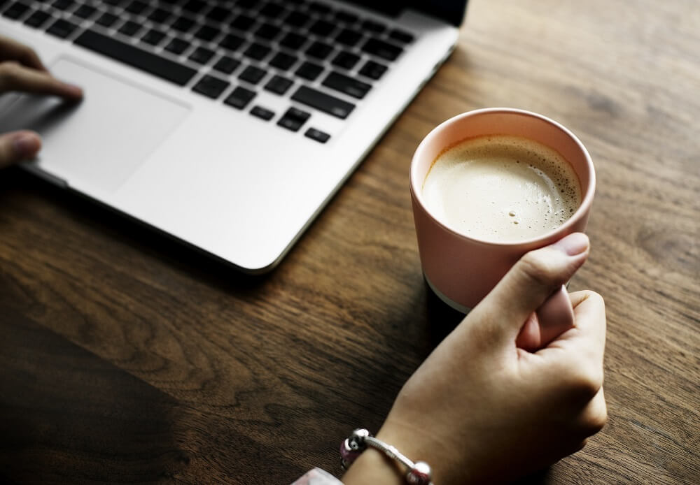 Kaffee bei der Arbeit mit Laptop