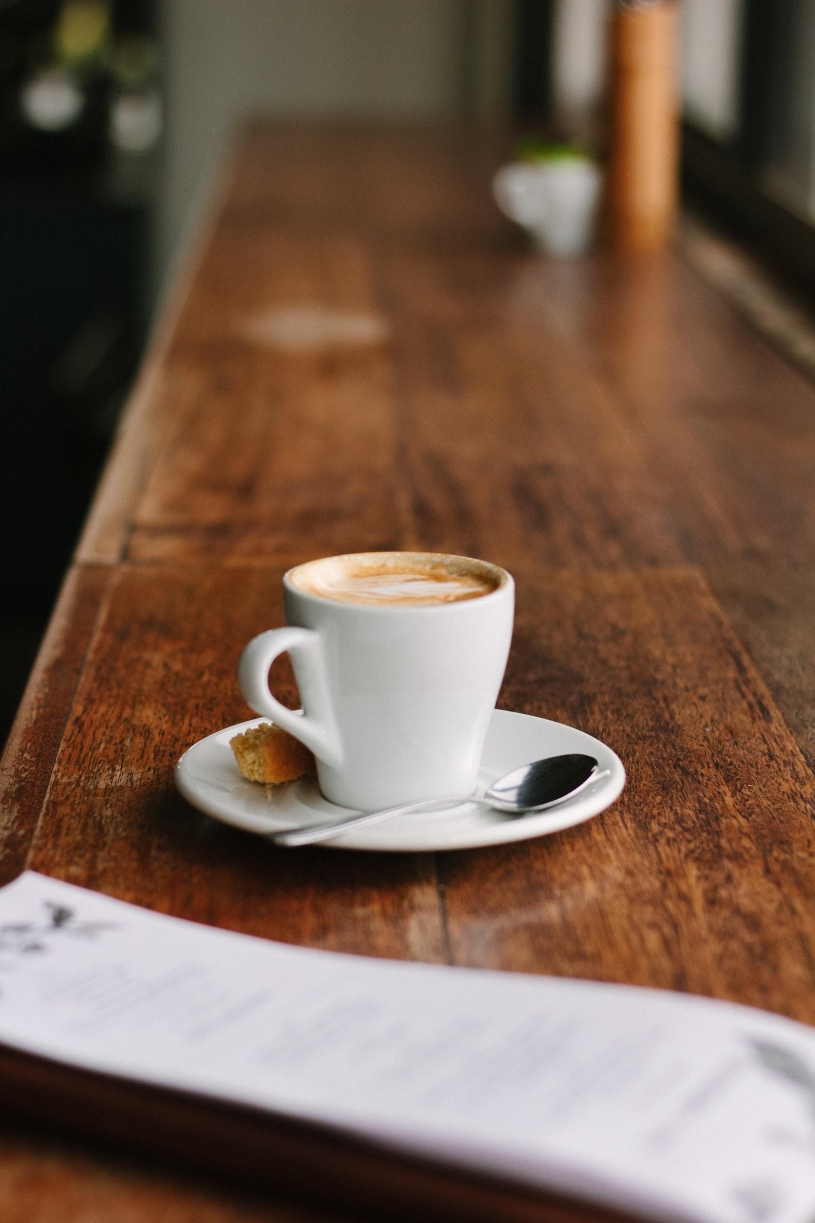 Kaffee mit Mandelkeks