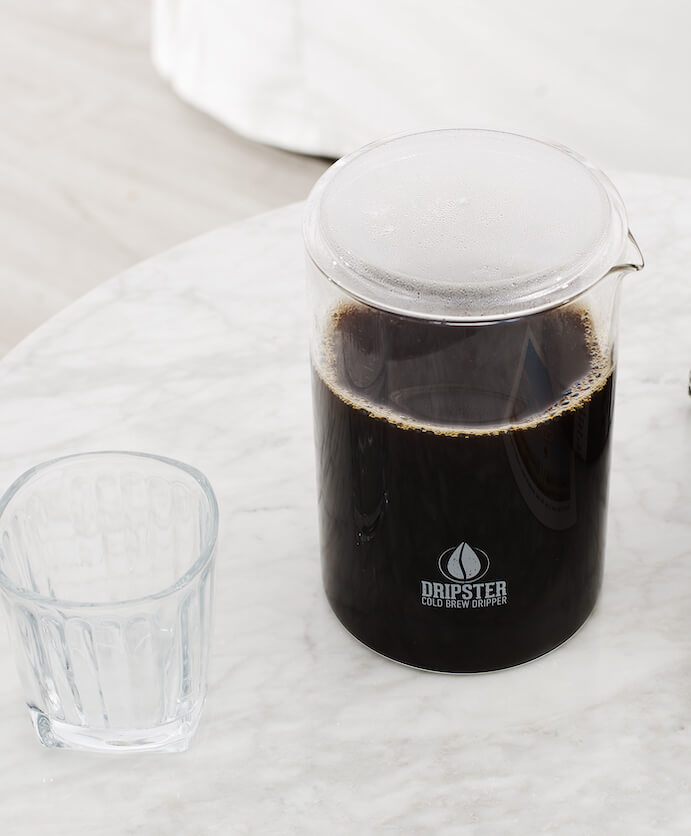 Dripster Cold Brew Dripper mit Kaffee und Glas auf Tisch