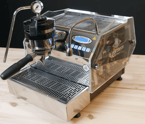La Marzocco GS3 Dualboiler Siebträger auf Tisch la marzocco gs3 dualboiler siebtraeger auf tisch