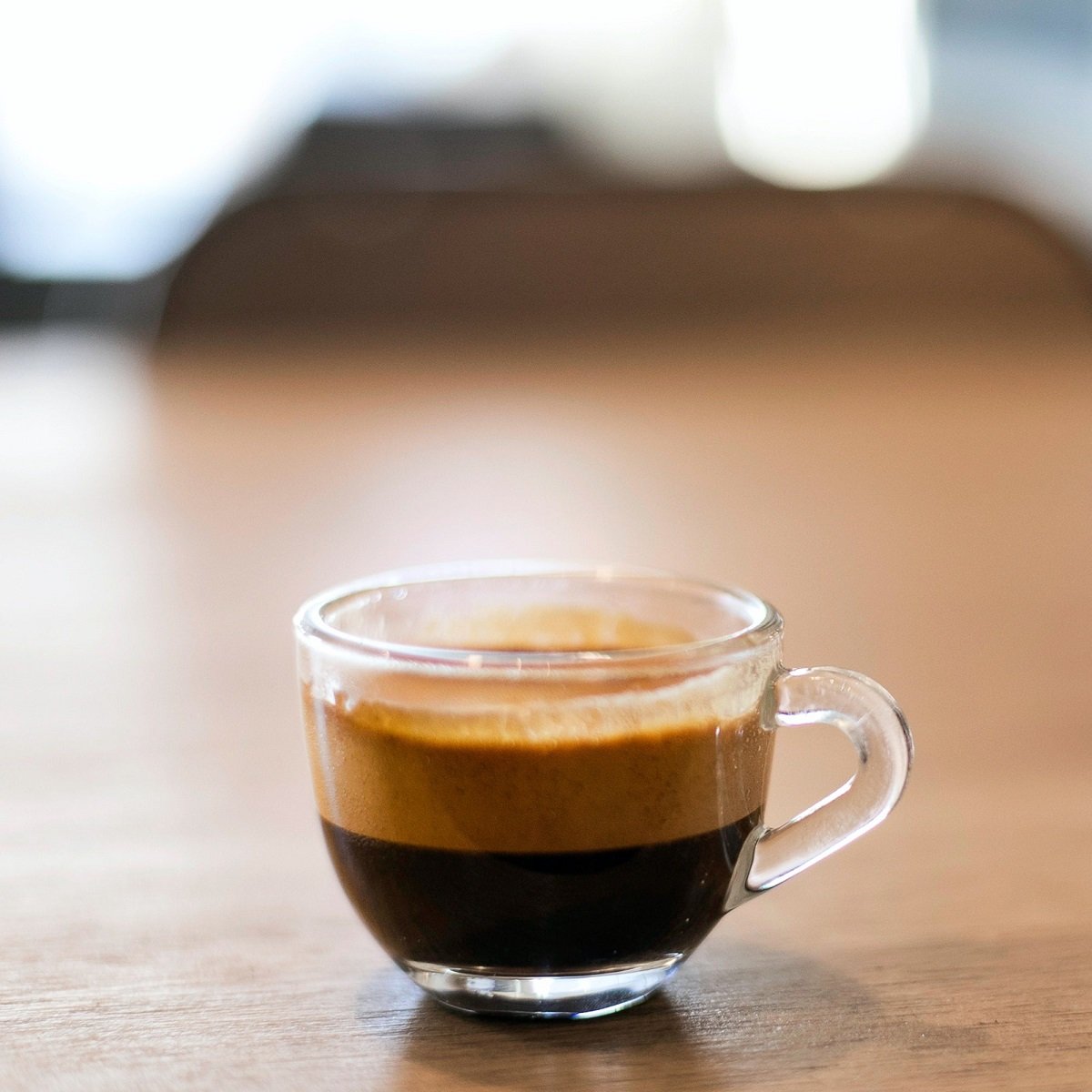 Schwarzer Kaffee in Tasse aus Glas
