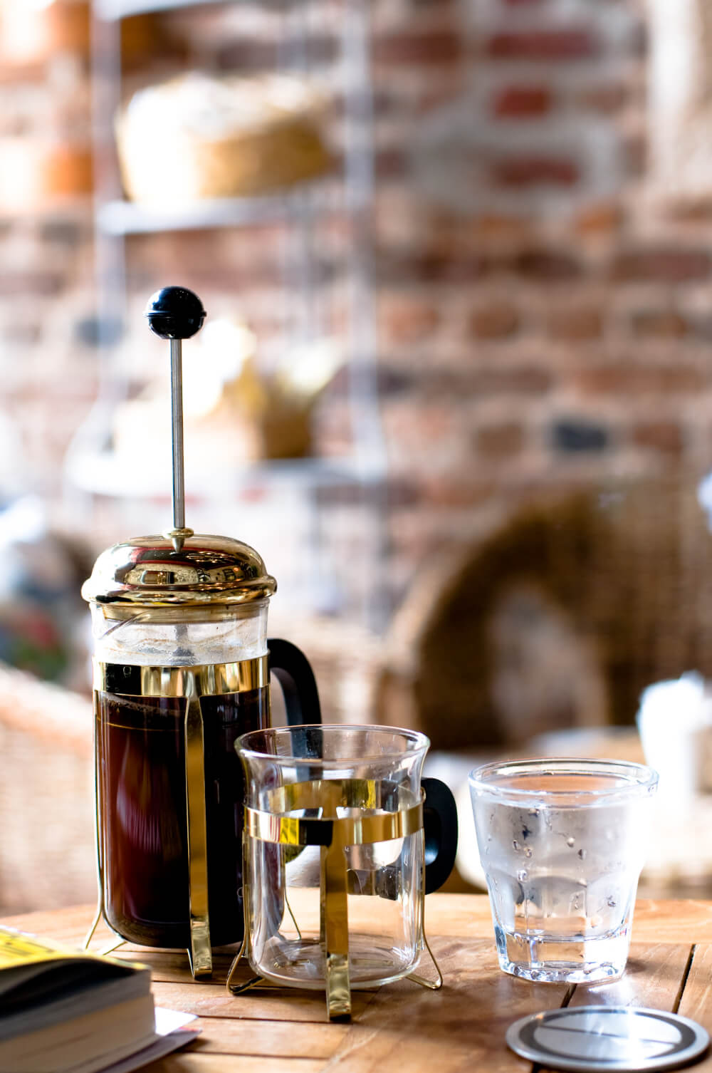 french-press-kaffee-glas-wasser