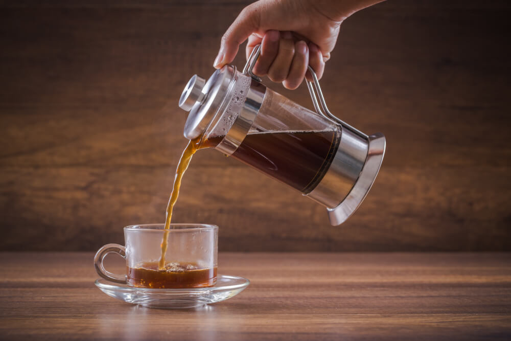french-press-kaffee-wird-in-tasse-gegossen