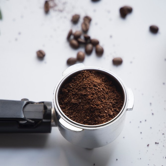 Kaffeemehl in Siebträger