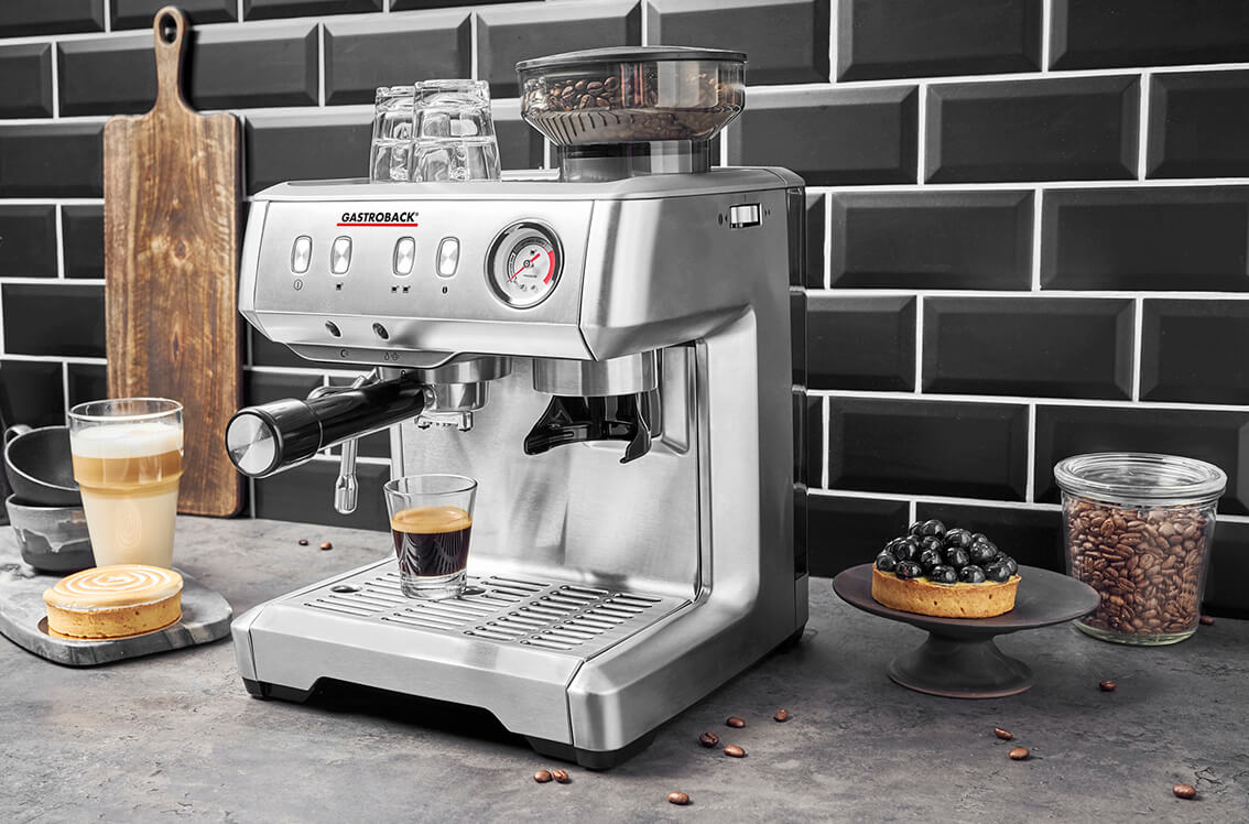 Gastroback Design_Espresso_Advanced_Barista_neben Cappuccino und Kaffeebohnen