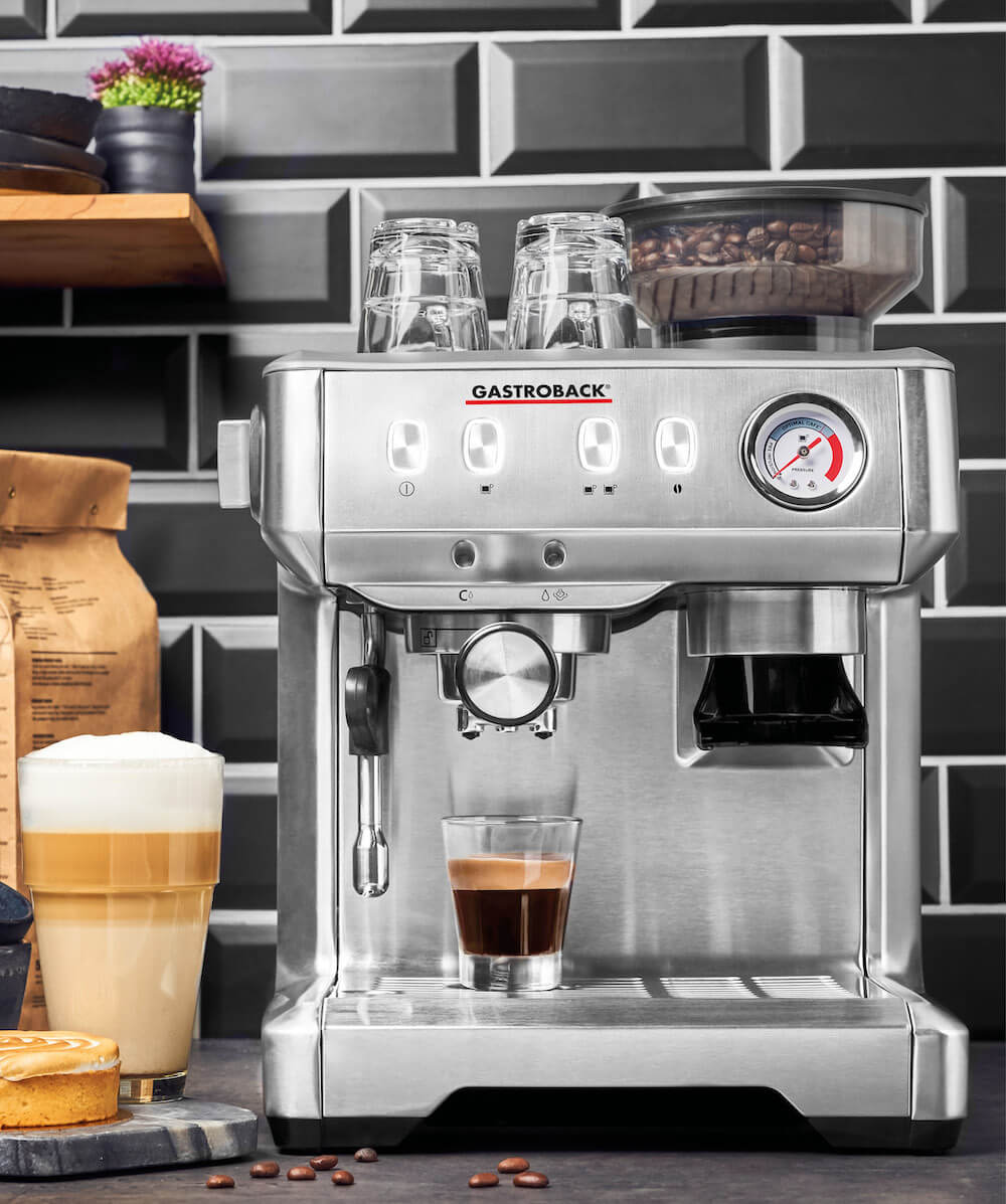Gastroback Design Espresso Advanced frisch aufgeschäumte Milch aus der Gastroback Design Espresso Advanced Espressomaschine