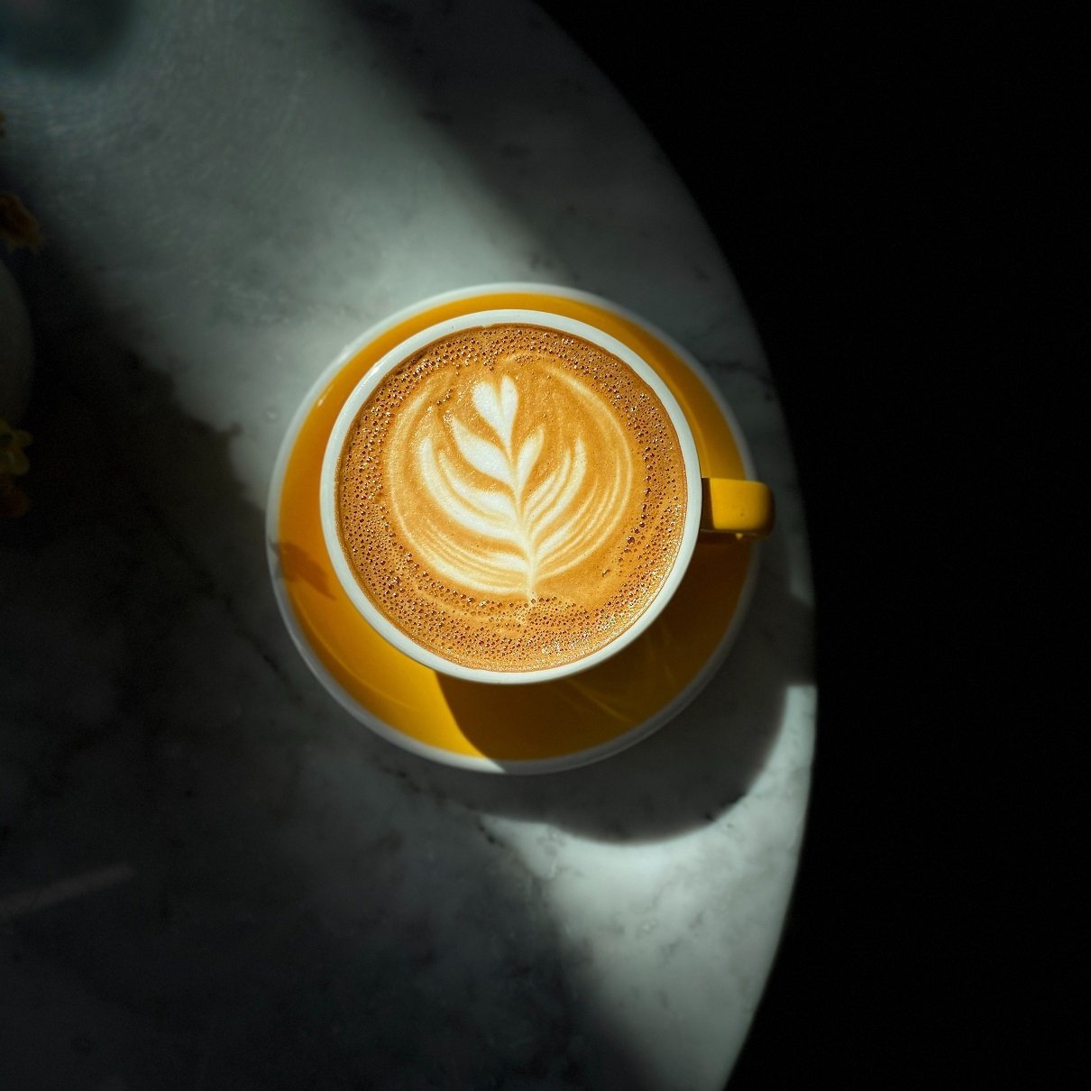 Cappuccino in gelber Tasse