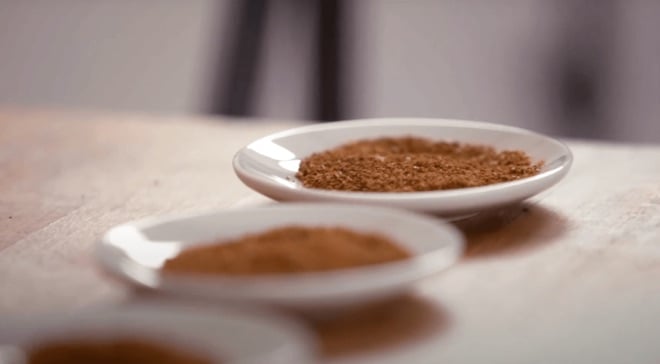 grob gemahlener Kaffee neben fein gemahlenem Kaffeepulver grob gemahlener Kaffee neben fein gemahlenem Kaffeepulver