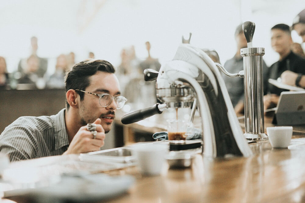 Barista prüft Kaffee