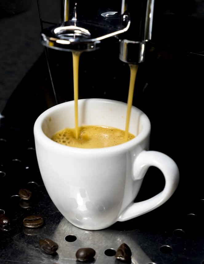 Espresso in Espressotasse zubereiten mit Kaffeevollautomaten