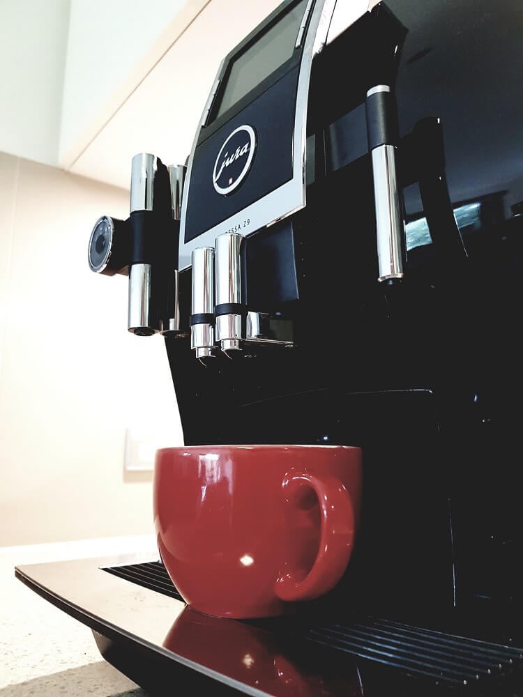 Jura Kaffeevollautomat mit Tasse