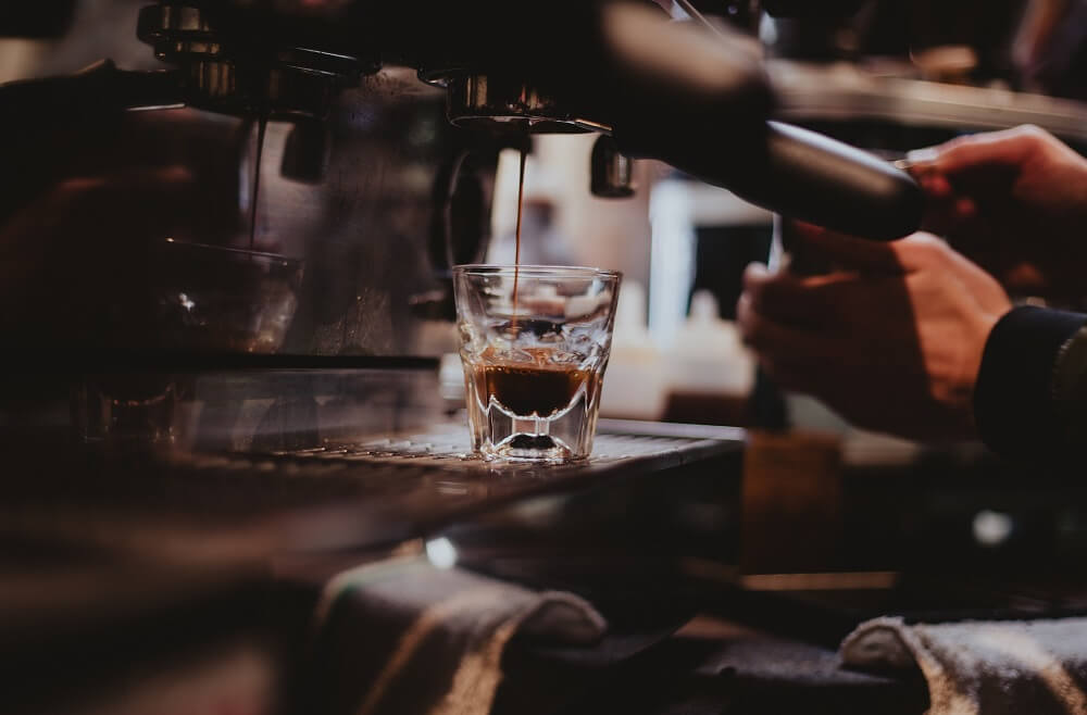 Espresso-Glas Zubereitung mit Siebträger