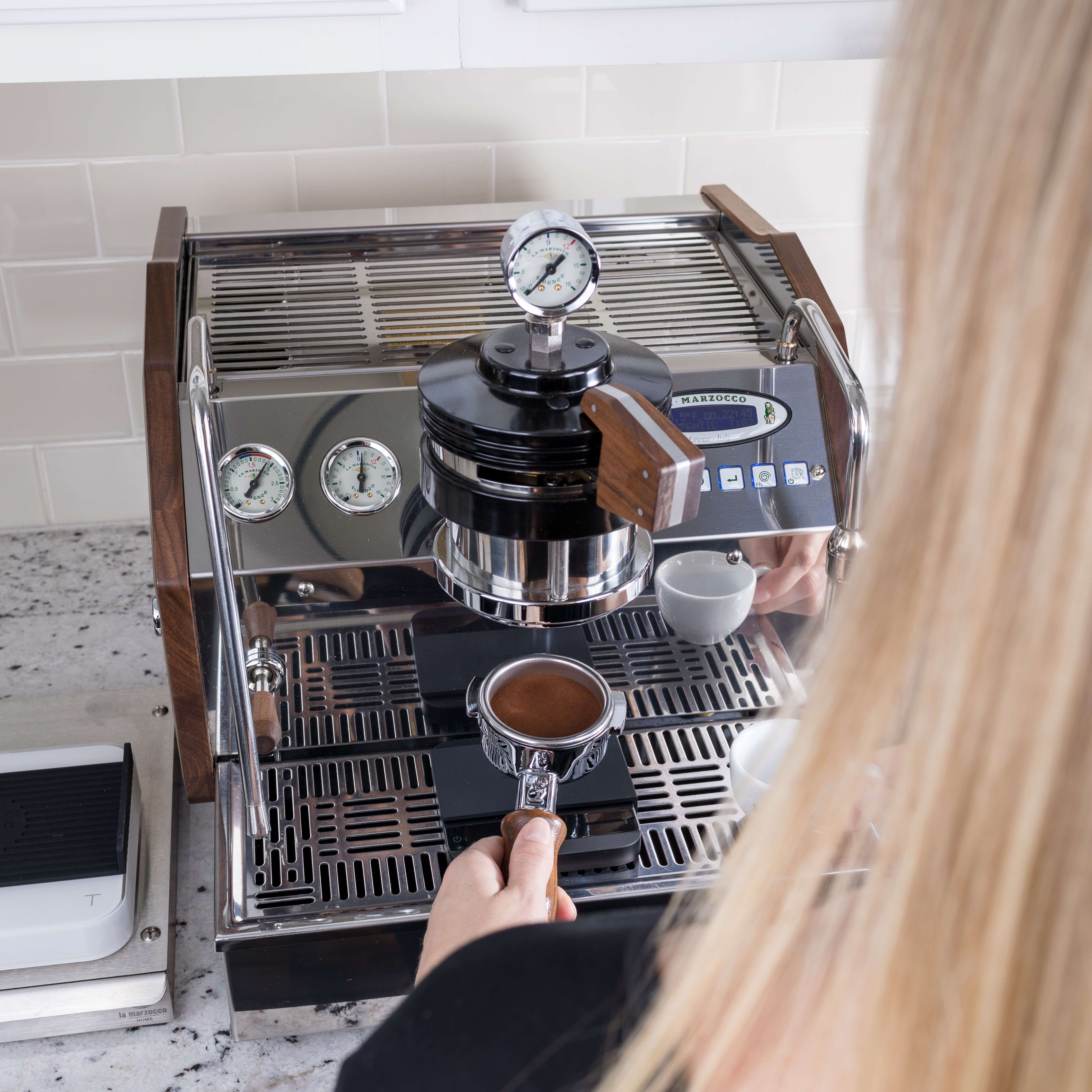 La Marzocco GS3 Manuelles Paddel mit Walnuss-Holz Seiten Moodbild
