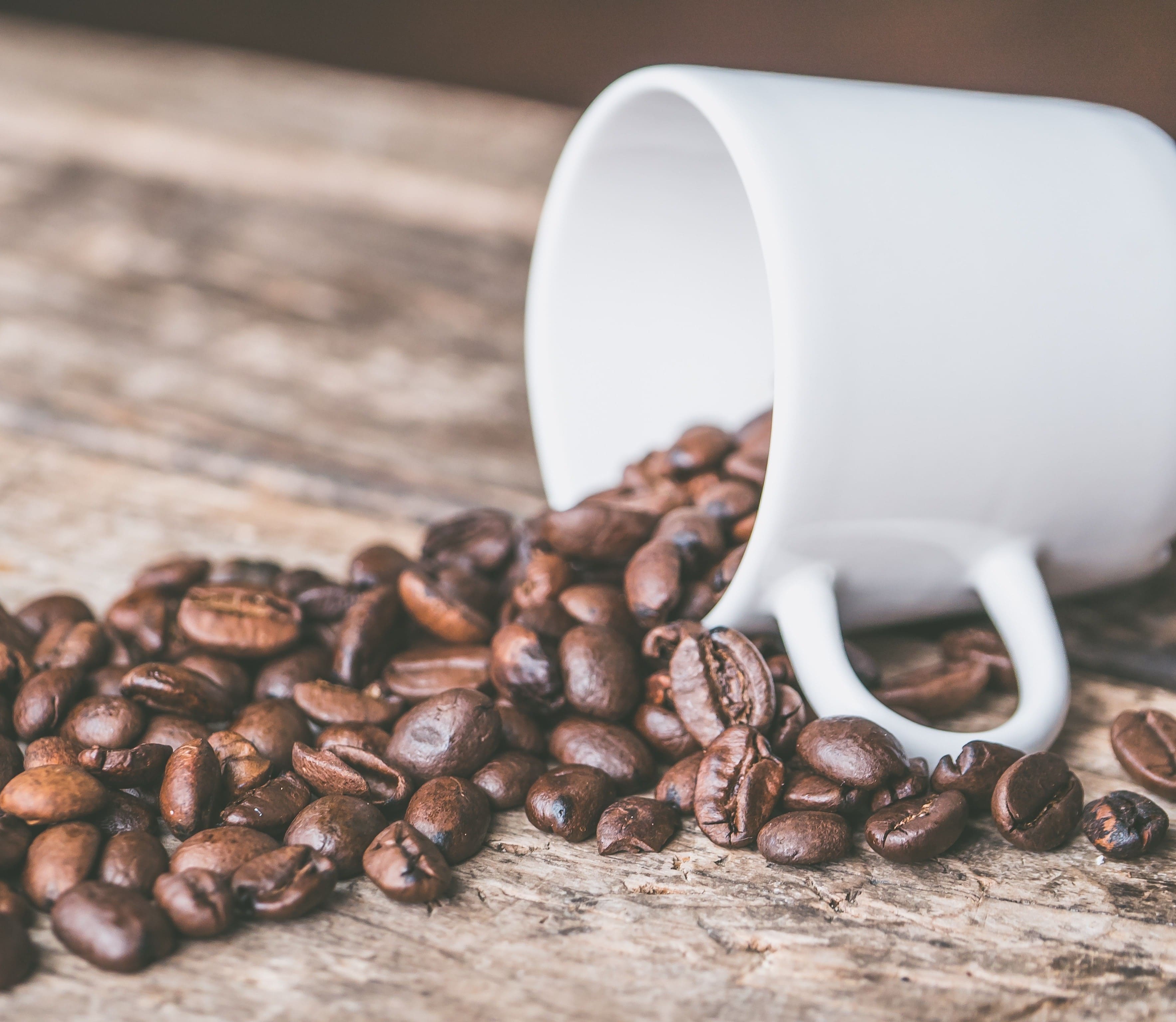 Kaffeebohnen in Tasse