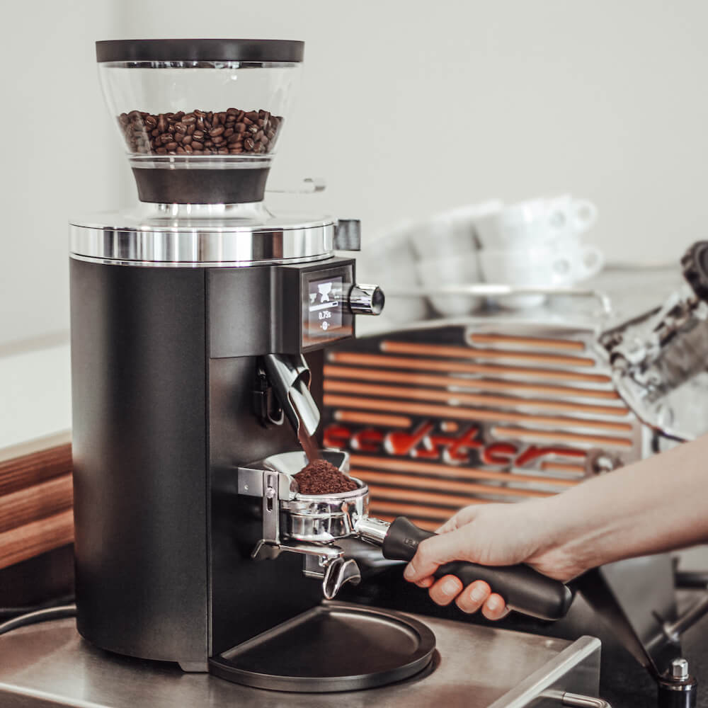 Mahlkönig E65S mit frischem Kaffeemehl