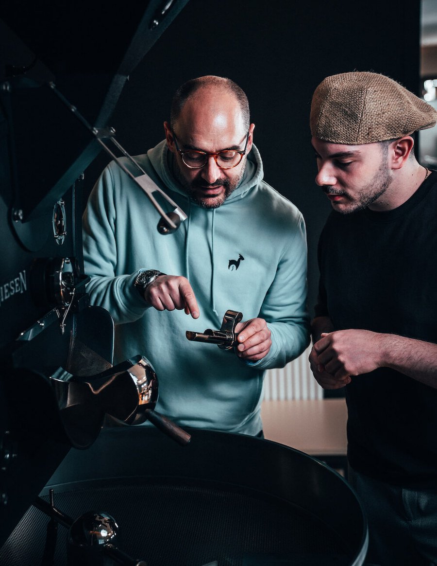 Gründer Max mit Kollegen in der maxbean Rösterei Gründer Max mit Kollegen in der maxbean Rösterei