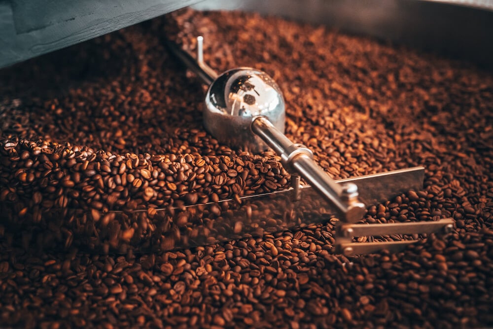 frische Kaffeebohnen von maxbean werden geroestet frische Kaffeebohnen von maxbean werden geroestet