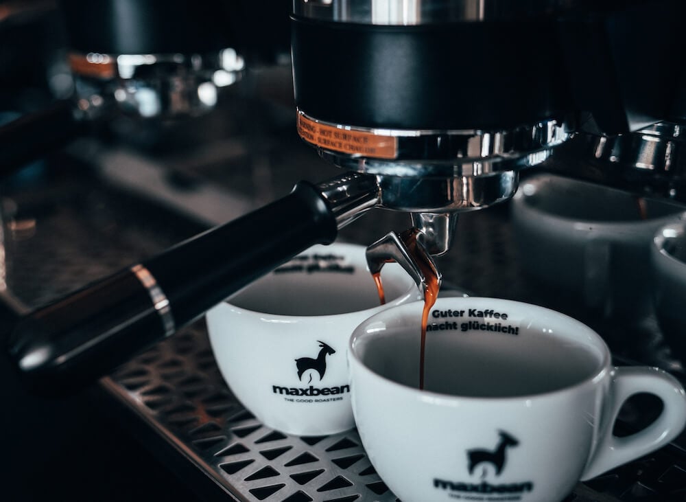 maxbean Espresso läuft durch Espressomaschine maxbean Espresso läuft durch Espressomaschine