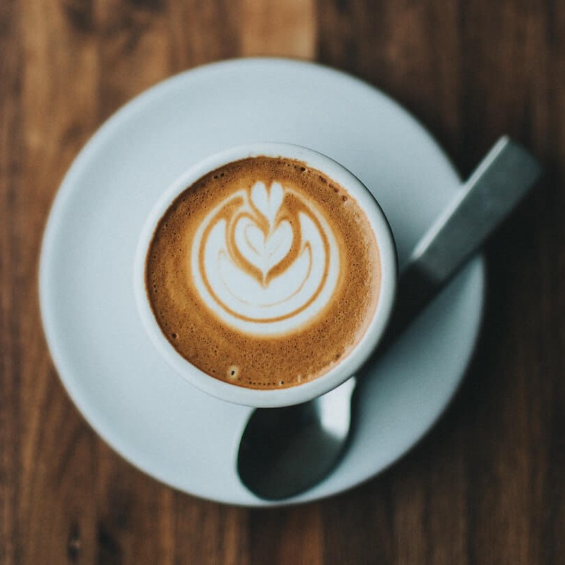 Cappuccino mit Latte Art Muster